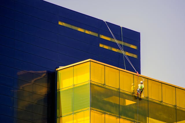Jakie błędy weryfikacyjne najczęściej popełniają klienci, gdy wybierają firmę sprzątającą