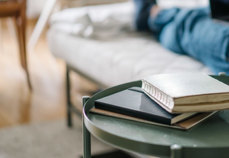 Jak stoliki wpływają na ergonomię codziennego użytkowania salonu?